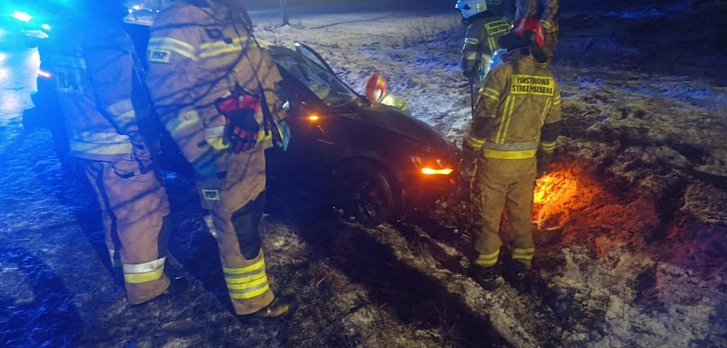 Wypadek na DK 72. Trzy auta rozbite, dwie osoby w szpitalu