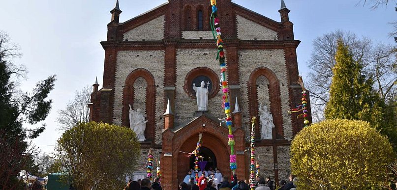 Osiem metrów tradycji. Olbrzymie palmy wielkanocne w parafii w Wilamowie [ZDJĘCIA]