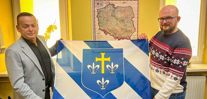 Uniejów zmienia barwy. Nowa flaga już  wkrótce zawiśnie na masztach