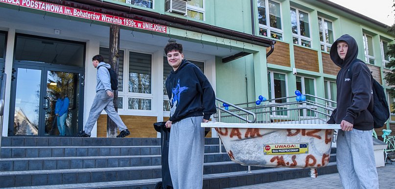 Dzień bez plecaka. Z czym dziś uczniowie przyszli do szkoły w Uniejowie?