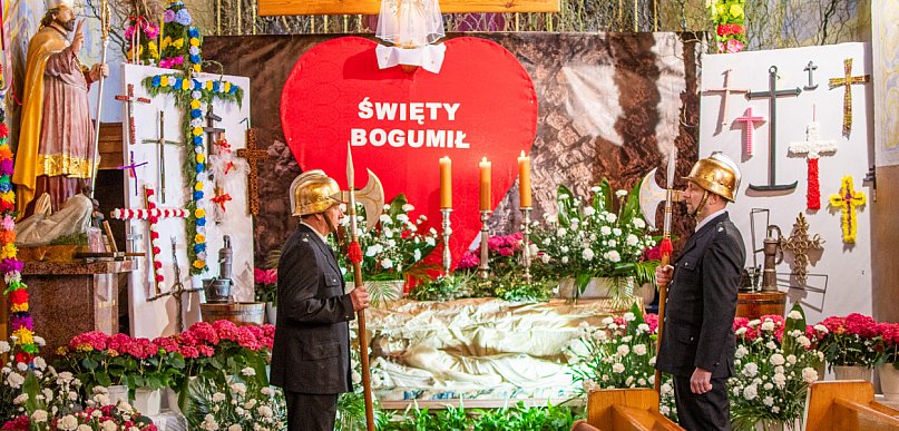 Wielkanoc 2026. Tak wyglądają Groby Pańskie w gminie Uniejów [ZDJĘCIA]