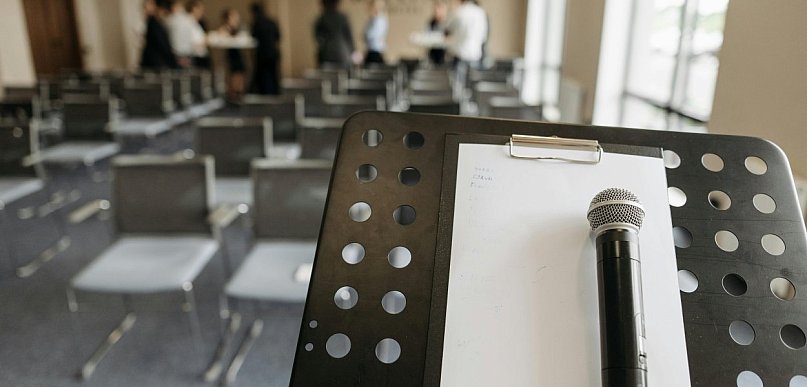 Jak przygotować nagłośnienie na konferencję lub event biznesowy bez stresu