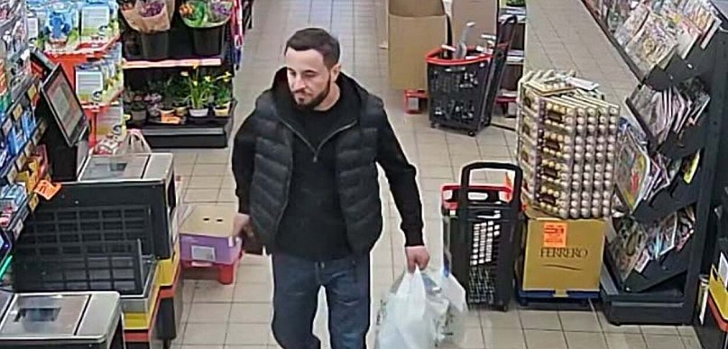Policja poszukuje sprawcy kradzieży w uniejowskim supermarkecie. Zdjęcia