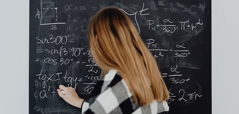 Dlaczego regularne rozwiązywanie zadań jest kluczem do sukcesu w nauce matematyki?