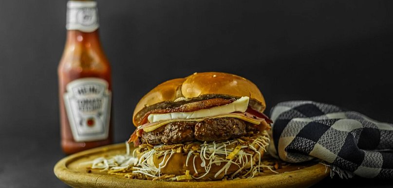 Czym różni się smash burger od klasycznego grubego kotleta?