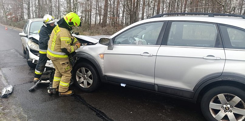 Uwaga ślisko. Czołowe zderzenie dwóch osobówek pod Uniejowem - 17815