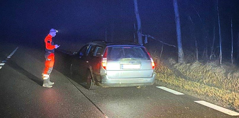 Ratownicy medyczni przerwali rajd pijanego kierowcy. Miał dożywotni zakaz