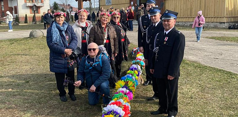Reprezentacja Wilamowa z palmą wielkanocną na Kurpiach