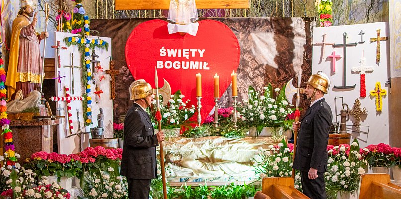 Wielkanoc 2026. Tak wyglądały Groby Pańskie w gminie Uniejów [ZDJĘCIA]