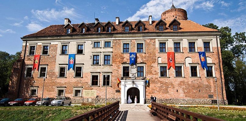 Wyjątkowe chorągwie powrócą na zamek w Uniejowie