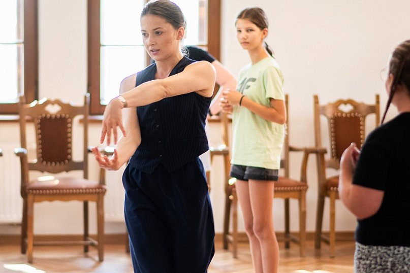 Aktorki Teatru Muzycznego ROMA szkolą w Uniejowie młodych wokalistów