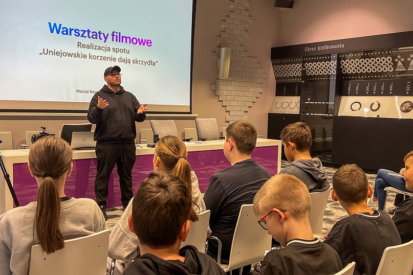 Młodzież i seniorzy na warsztatach