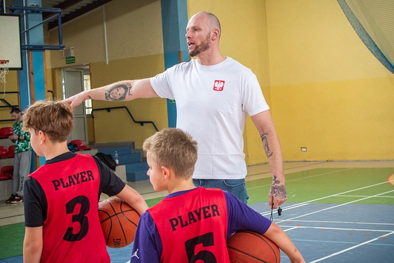 Były gracz NBA Maciej Lampe ściąga koszykówkę do Uniejowa