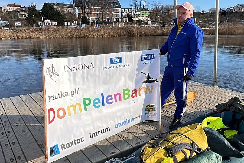 Płynie zimą kajakiem, by zebrać pieniądze