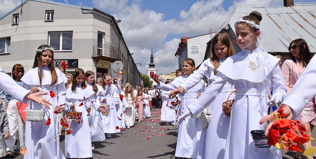 W czwartek, 19 czerwca 2025 roku, w parafii pw. św. Floriana w Uniejowie odbyła się uroczysta Msza św. z okazji Bożego Ciała. fot.Michał Kubacki