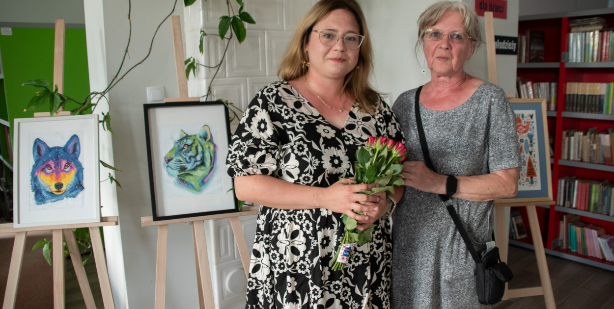 Adrianna Bartnik z mamą Elżbietą, która zaraziła ją pasją do haftowania obrazów.