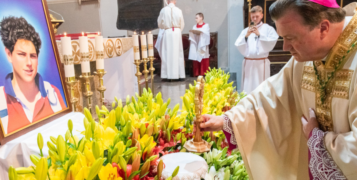 W niedzielę 6 lipca 2025 r. o godz. 10:30, w Bazylice Mniejszej w Uniejowie odbyło się wyjątkowe wydarzenie – uroczyste wprowadzenie relikwii błogosławionego Carlo Acutisa. Mszy Świętej przewodniczył ks. Bp Krzysztof Nykiel, Regens Penitencjarii Apostolskiej w Watykanie,