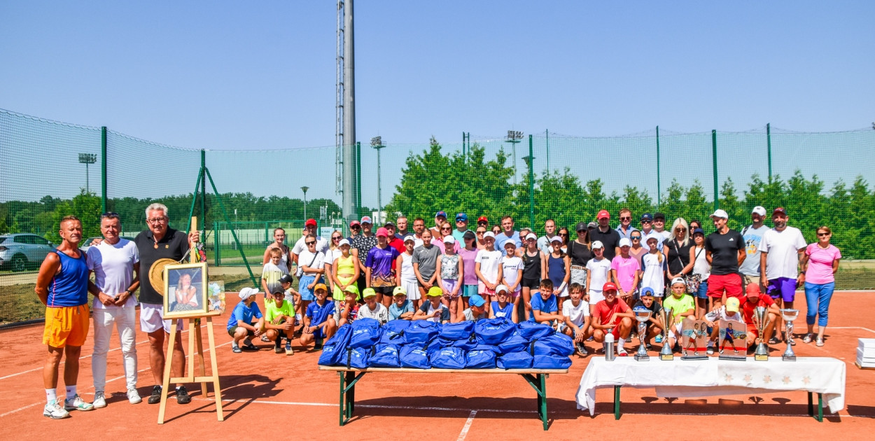 Na 8 kortach w Uniejowie odbywa się 4. edycja Memoriału Asi Kowalczewskiej fot.Michał Kubacki