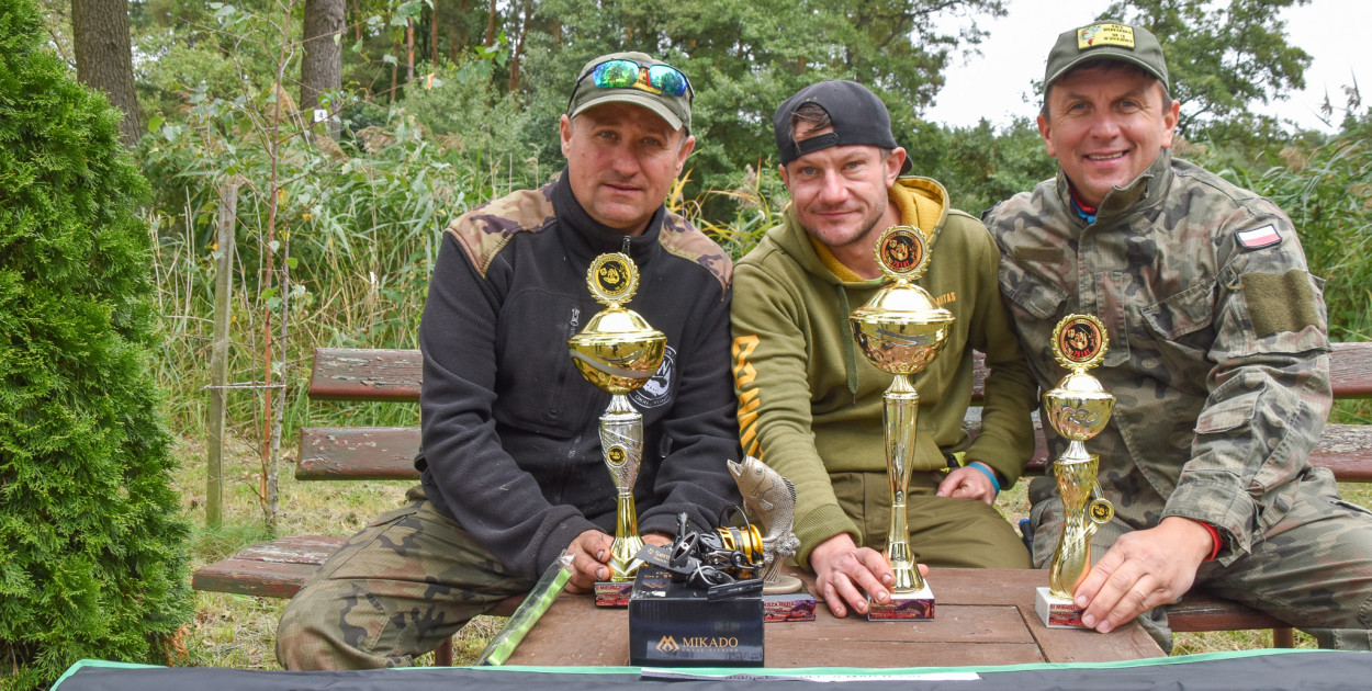 Na zdjęciu najlepsi zawodnicy jesiennych zawodów wędkarskich. fot.Michał Kubacki