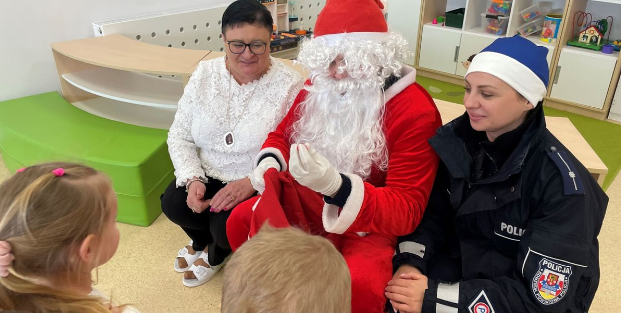Mikołaj odwiedził Miejskie Przedszkole w Uniejowie.Fot. KPP Poddębice.