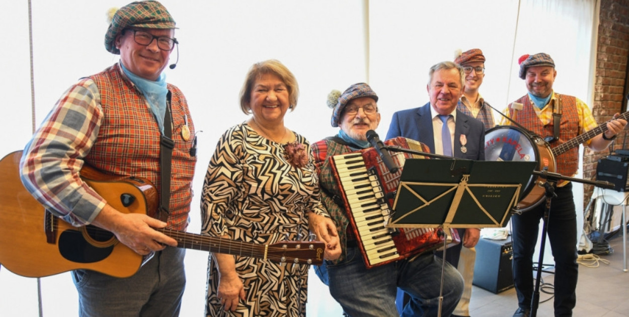 zdjęciu z Marianem Pięgotem i Kapelą spod Baszty jedna z par, które świętowały 50-lecie małżeństwa w tym roku.