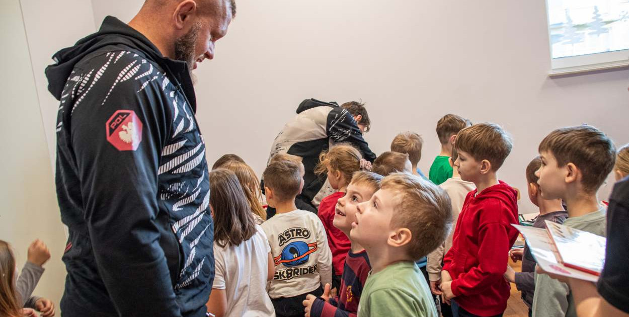 Marcin Tybura, najlepszy polski zawodnik kategorii ciężkiej, federacji UFC odwiedził w piątek 19 grudnia uniejowskie przedszkole. 