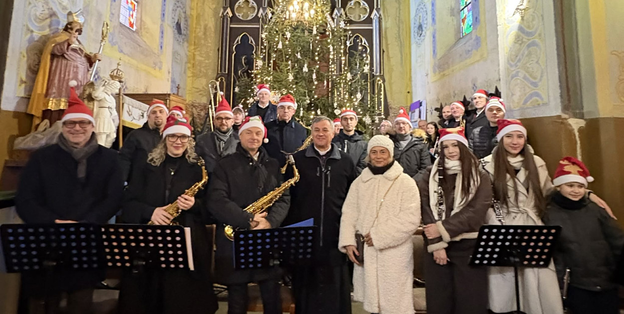 Band Uniejów z proboszczem w Wilamowie, ks. Piotrem Siołkowskim.fot. Band Uniejów