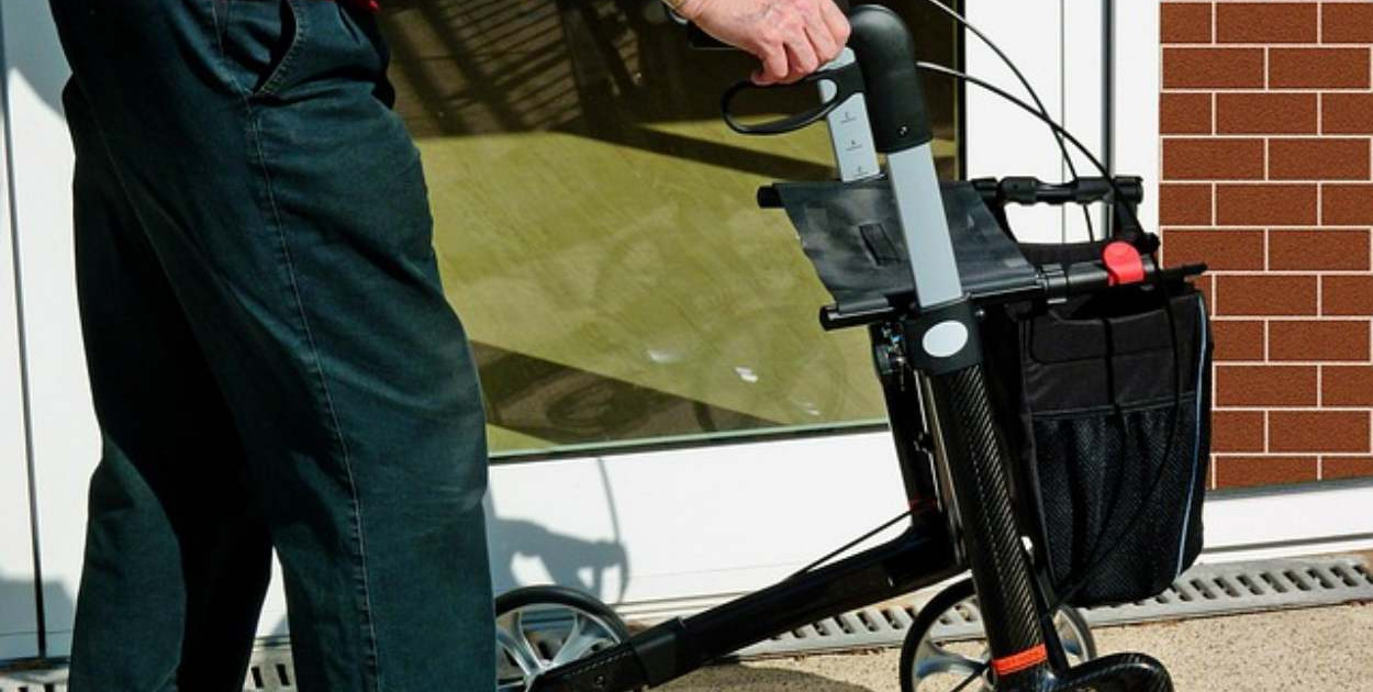 Czy prywatny dom seniora to lepsze rozwiązanie niż opiekun w domu?