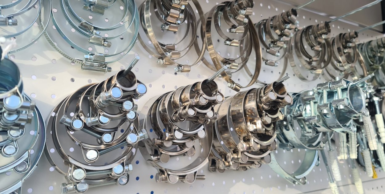 Zaciski i opaski do profesjonalnych instalacji technicznych