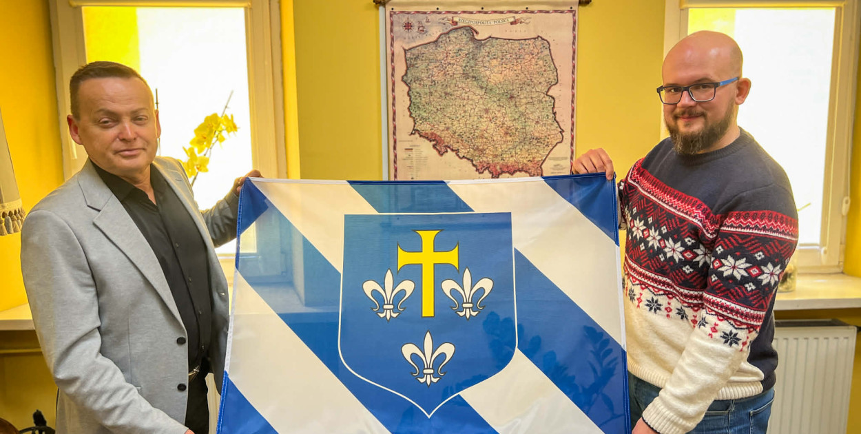 Uniejów zmienia barwy. Nowa flaga już  wkrótce zawiśnie na masztach