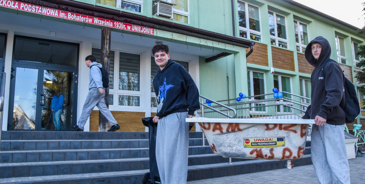 Dzień bez plecaka. Z czym dziś uczniowie przyszli do szkoły w Uniejowie?