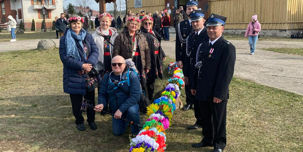 Reprezentacja Wilamowa z palmą wielkanocną na Kurpiach