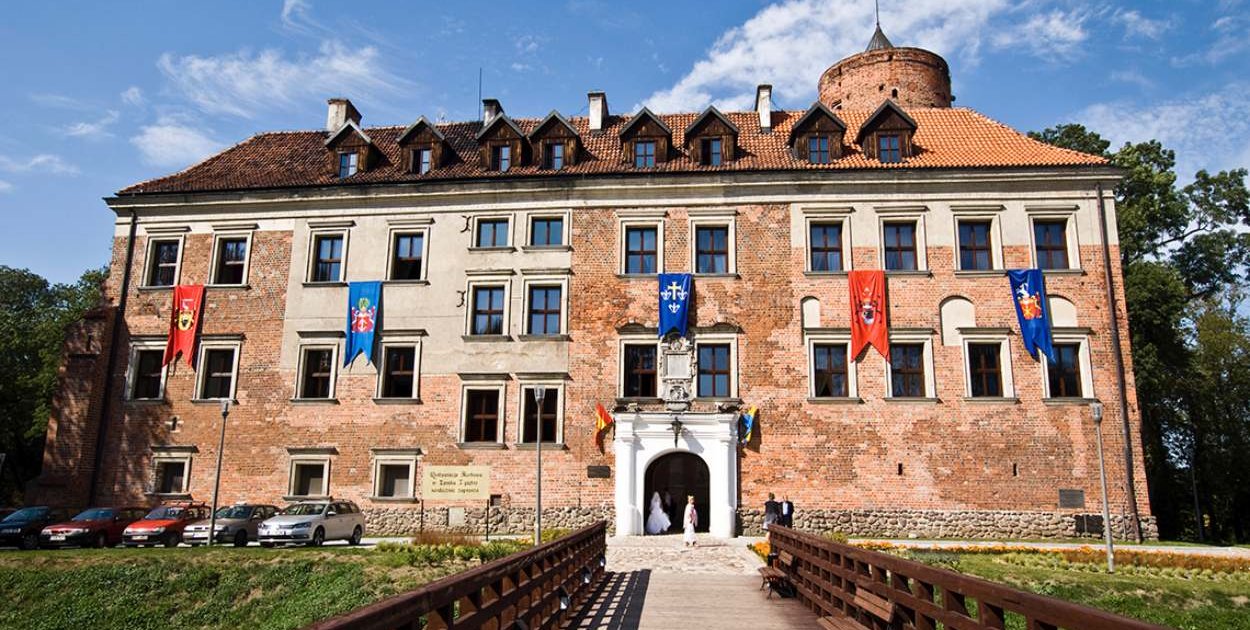 Wyjątkowe chorągwie powrócą na zamek w Uniejowie