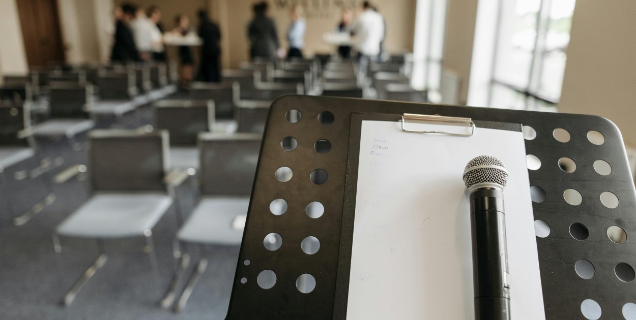 Jak przygotować nagłośnienie na konferencję lub event biznesowy bez stresu