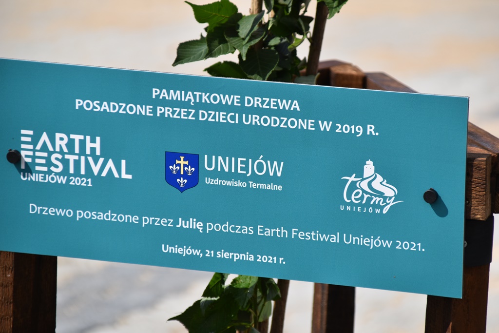 Dwulatki z gminy Uniejów sadzily drzewa w ramach akcji zielony Uniejów