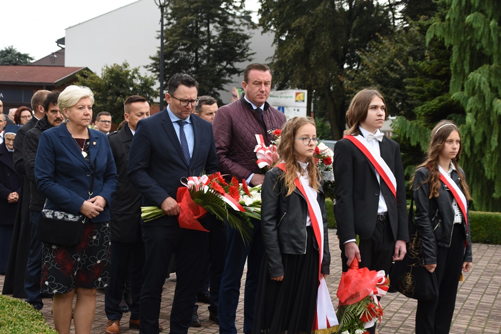 Delegacje skłądające wiązanki 82 rocznica wybuchu wojny. Uniejów