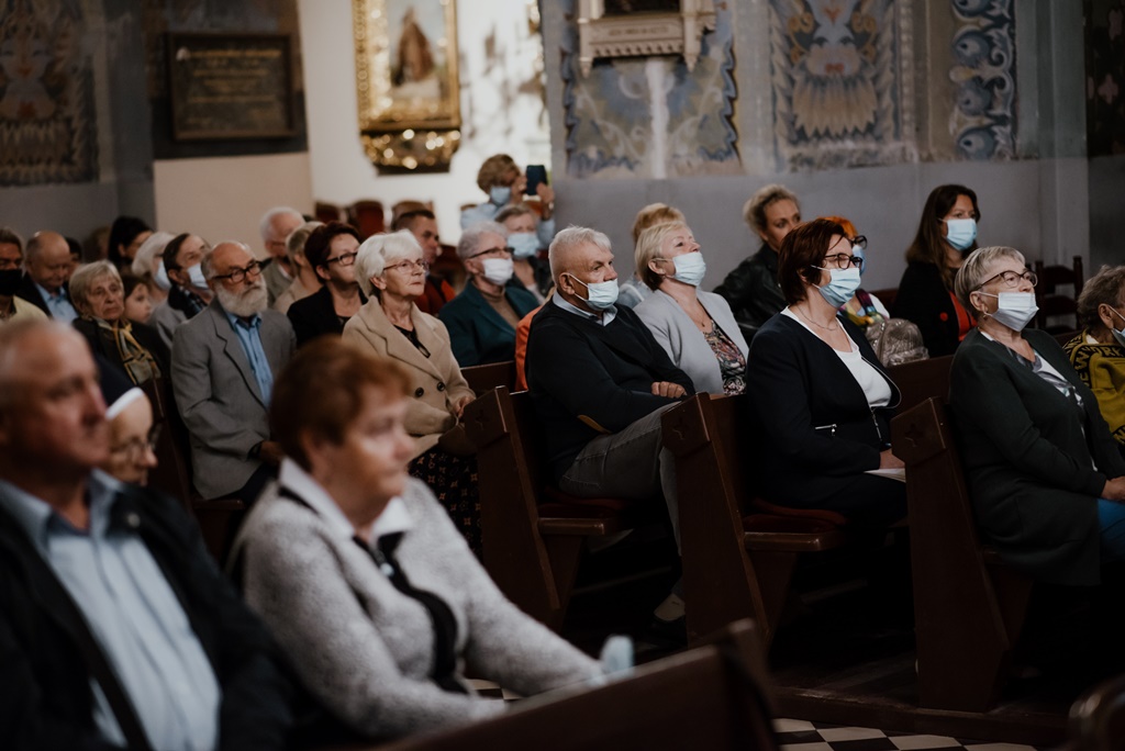 Widownia na koncercie artystów teatru wielkiego w Łodzi w uniejowskiej kolegiacie.