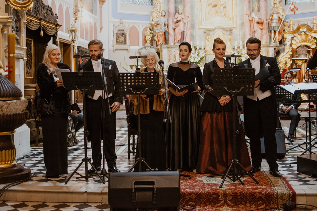 Artyści Teatru Wielkiego w Łodzi ma koncercie dla prymasa tysiąclecia w Uniejowie