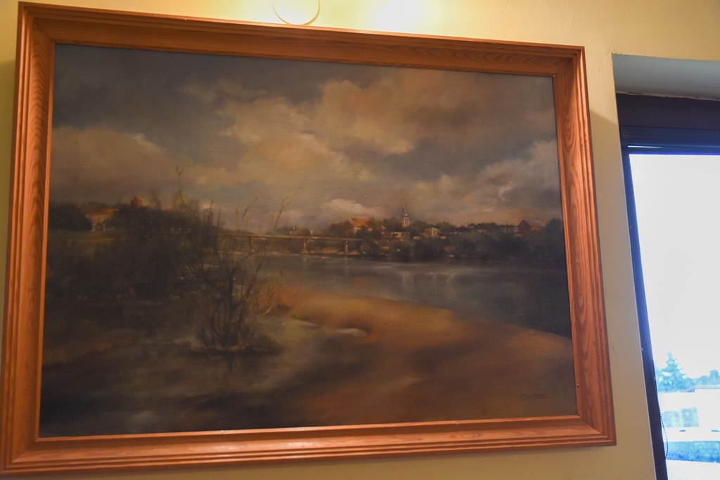 Jeden z obrazów prezentowanych na wystawie w Uniejowie, ukazujący panoramę miasta do dziś można podziwiać w siedzibie TPU na ulicy Szkolnej.