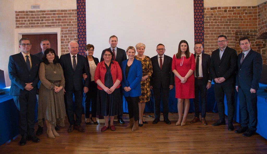 Na wczorajszej sesji obecni byli przedstawiciele samorządów miasta i powiatu, a także posłowie - Piotr Polak, Marek Matuszewski, Aleksandra Dudkiewicz -dyrektor biura senatora Przemysława Błaszczyka, starosta łęczycki Janusz Mielczarek.