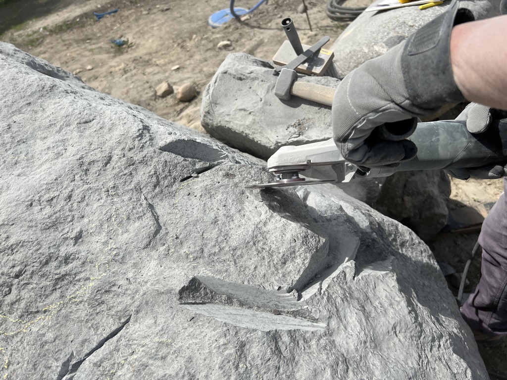 Do prac w kamieniu posłużą m.in. szlifierki z diamentowymi tarczami. Prace nad rzeźbą rozpoczęły się we wtorek 17 maja.