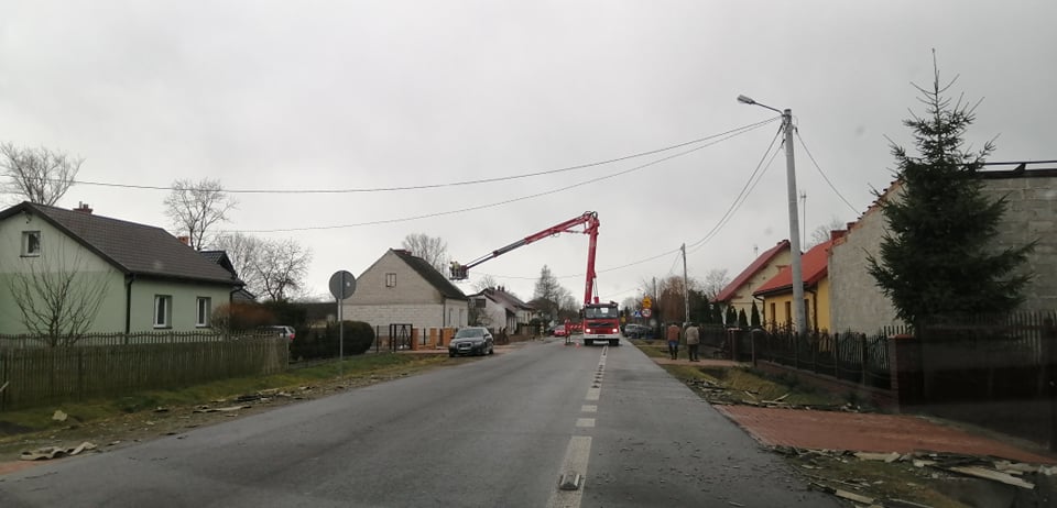 Zerwany dachy na Ostrowsku. fot. uniejow.net.pl