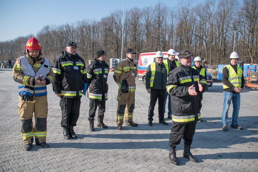 Ćwiczenia nadzorowali  mł. bryg. Radosław Cieślikowski - komendant powiatowy PSP w Poddębicach oraz bryg. Zbigniew Nastarowicz - zastępca komendanta powiatowego. 