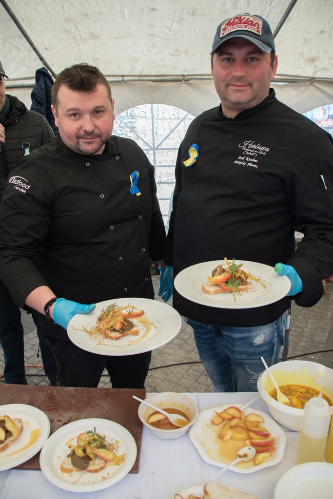 Sebastian Emche i Mikołaj Shvets  - pomysłodawcy pikników podczas pokazu live cooking. 