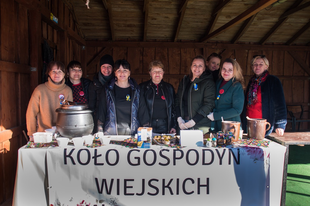 Koło Gospodyń Wiejskich w Człopach również przyłączyło się do akcji. Panie serwowały pyszne dania i ciasta oraz przetwory. Fot. Michał Kubacki.