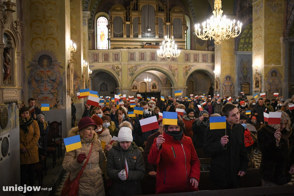 Podczas mszy można było zobaczyć biało-czerwone oraz niebiesko-żółtle flagi. To akt solidarności Polaków z mieszkańcami Ukrainy.