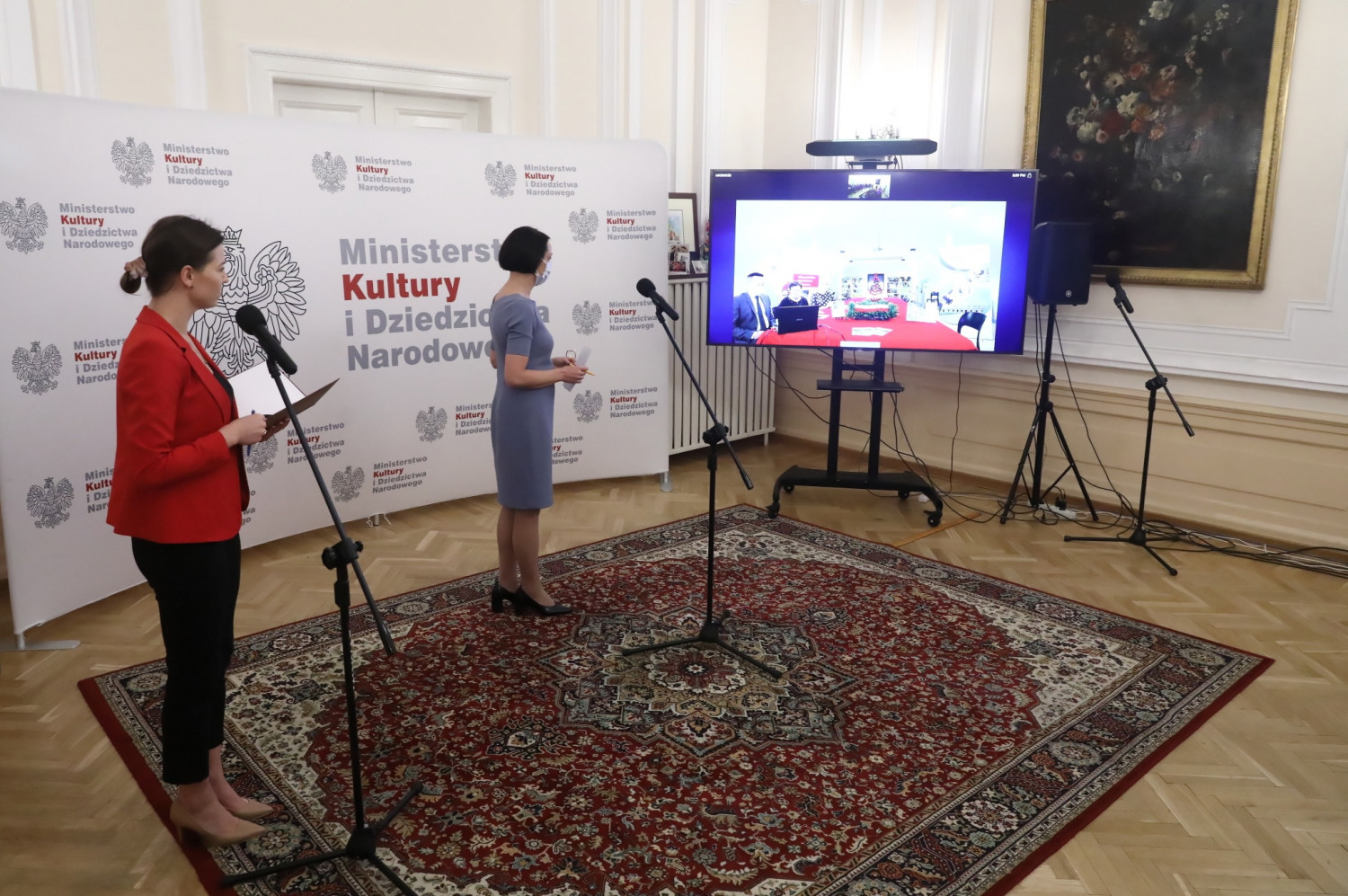 wiceminister kultury i dziedzictwa narodowego Magdalena Gawin podczas konferencji prasowej podsumowującej wpis dywanów kwiatowych na listę UNESCO.