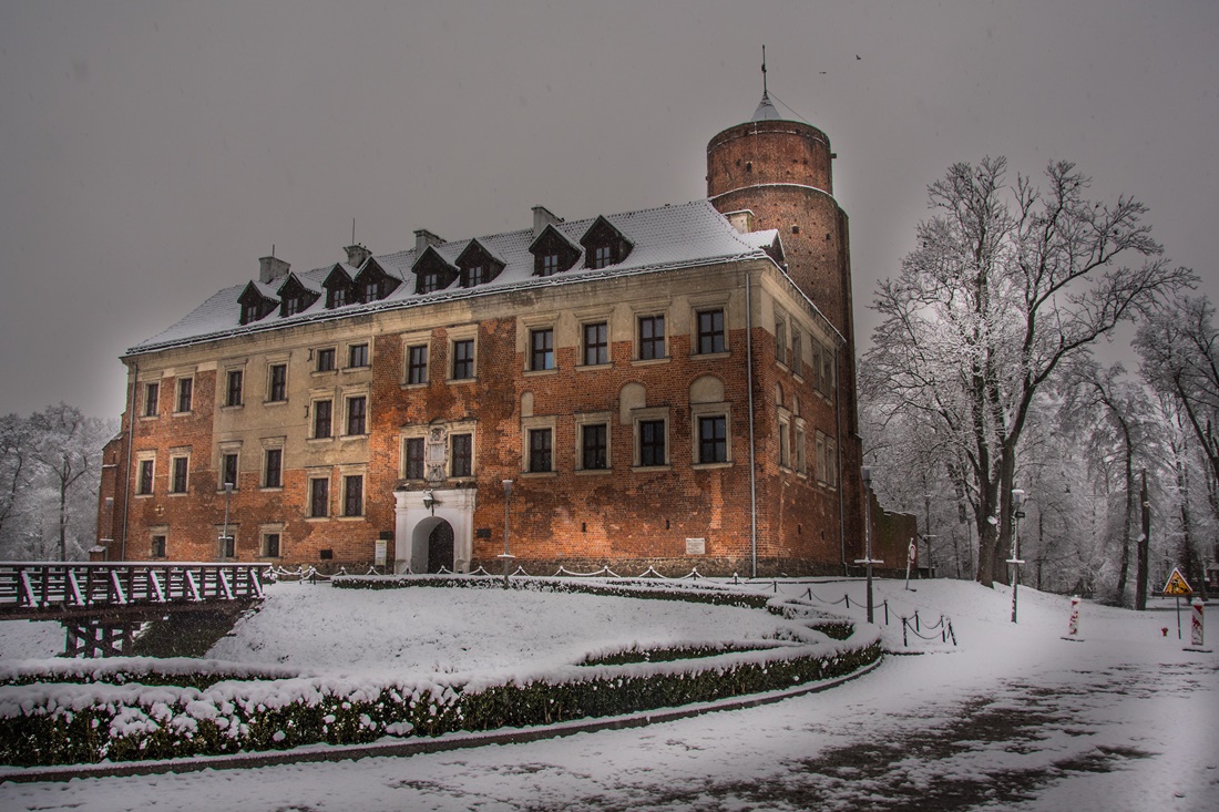 Zamek w Uniejowie zimą.