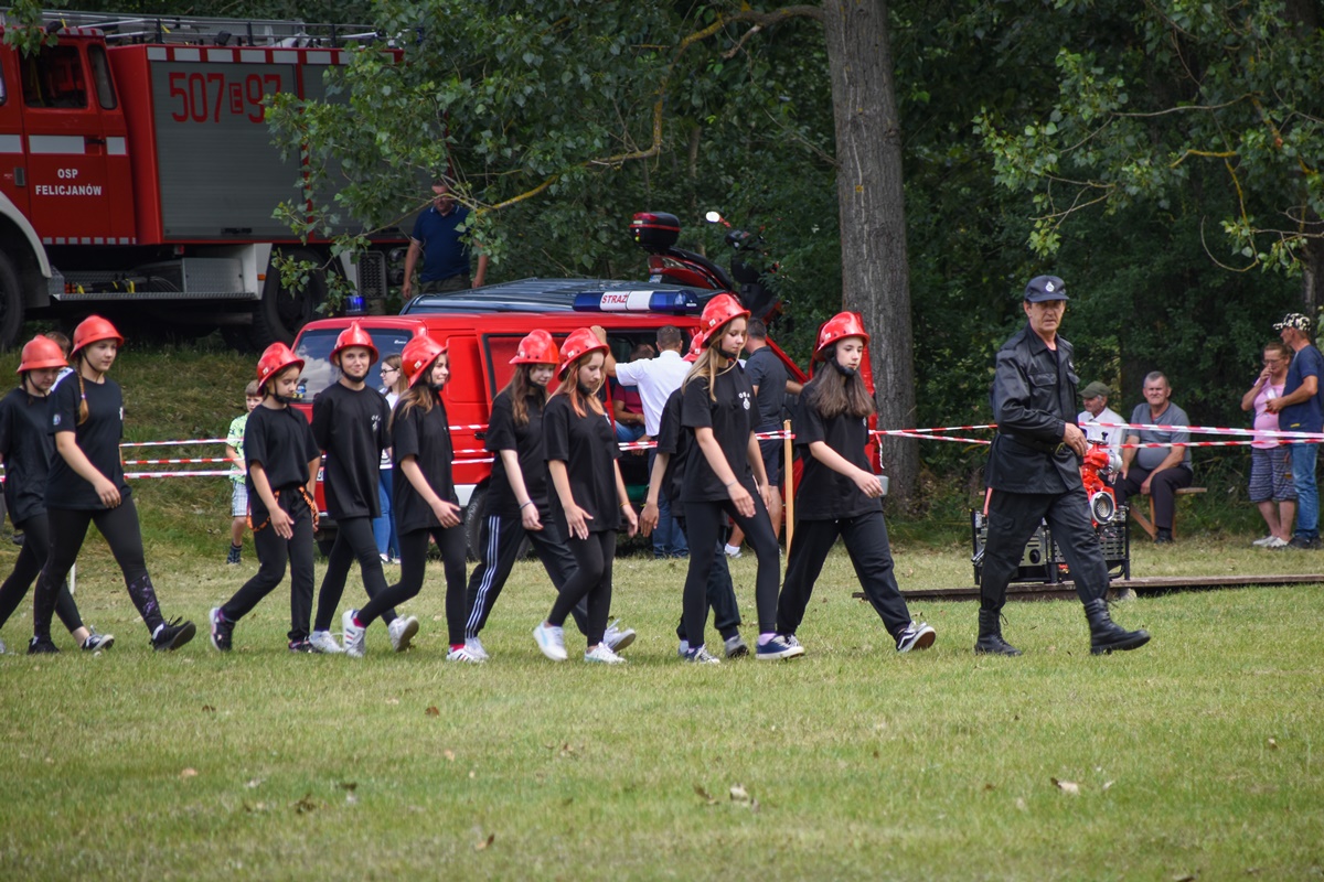 Komendant zawodów Jacek Świątczak wprowadził drużyny na plac, gdzie odbyły się zawody.