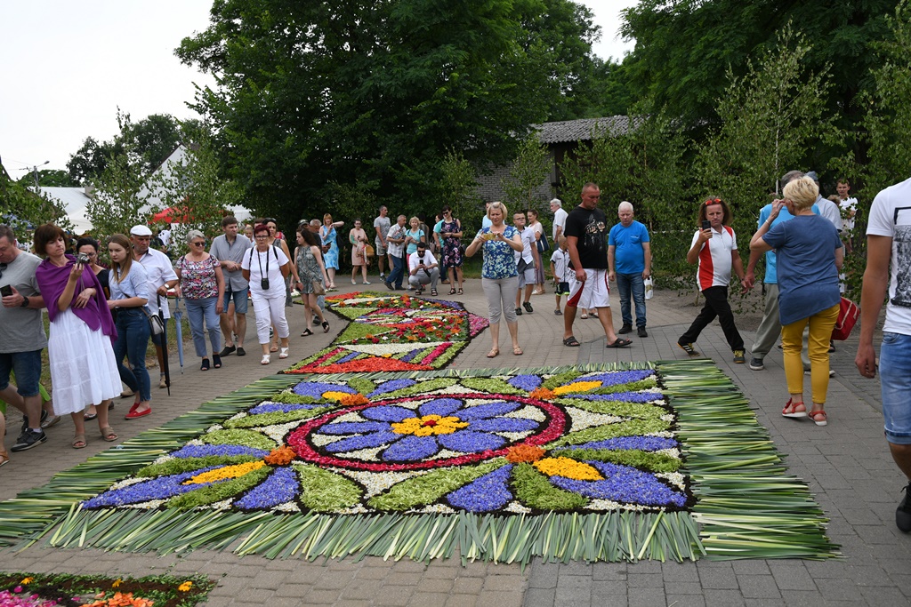 Co roku do Spycimierza przyjeżdzają tysiące turystów, którzy podziwiają kwietne dywany. Czy po wpisaniu spycimierskiej tradycji na listę światową UNESCO przyjedzie jeszcze więcej osób? Przekonamy się już 16 czerwca w Boże ciało.